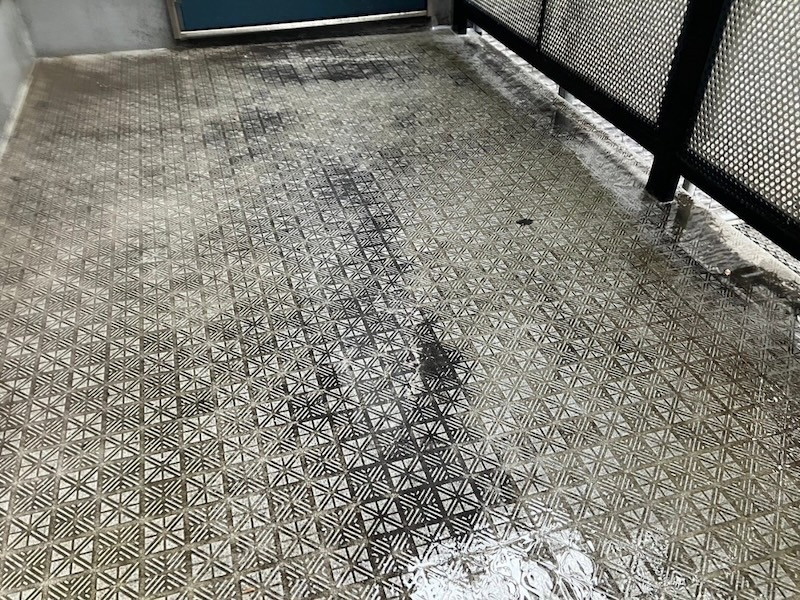 東京都練馬区　O様　アパート 屋根・外壁塗装工事　ベランダの洗浄作業