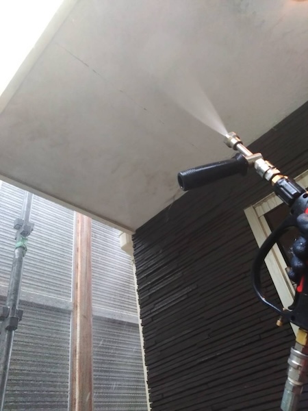 東京都練馬区　S様邸　屋根・外壁塗装　ベランダ・玄関・上げ裏の洗浄作業