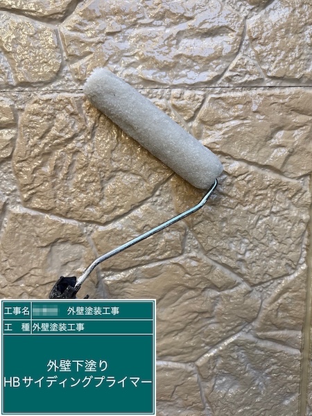 一階の外壁はクリアで仕上げ。下塗りも透明のプライマーを使いました｜東京都練馬区高松