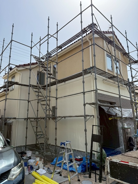 外壁塗装は3回塗りが基本！上塗り工程をレポートします！｜東京都練馬区