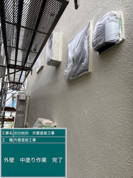 外壁塗装は3回塗りが基本！上塗り工程をレポートします！｜東京都練馬区