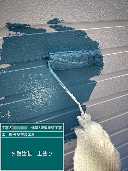 外壁塗装の中塗りと上塗り。外壁はツートンカラーで仕上げ｜東京都練馬区大泉