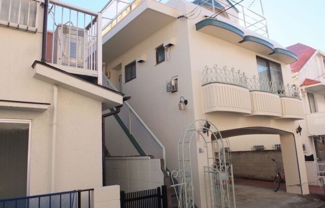 東京都新宿区 マンション 外壁塗装工事と通路長尺シート・防水工事「工事の出来栄えや進捗も満足でした」