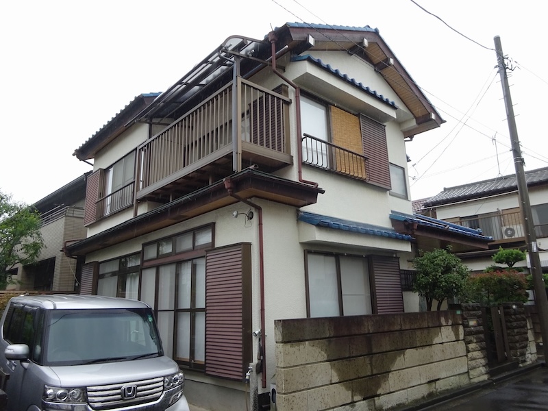 切妻屋根の二階建て戸建て住宅の外壁塗装工事のご依頼！施工前後をご紹介｜東京都練馬区