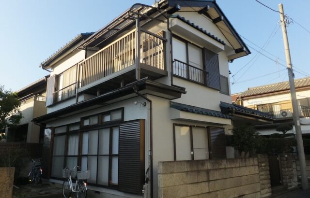 切妻屋根の二階建て戸建て住宅の外壁塗装工事のご依頼！施工前後をご紹介｜東京都練馬区