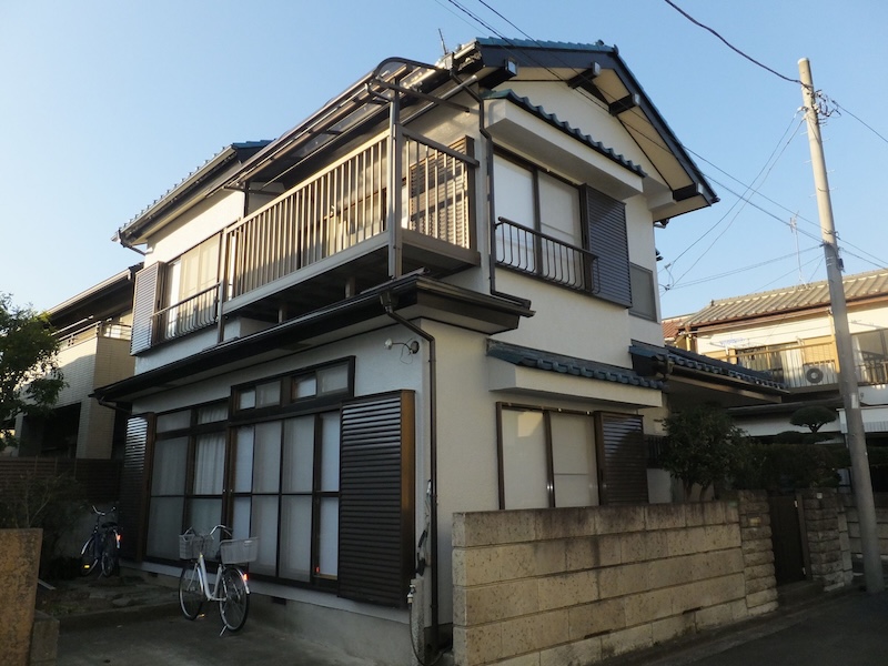 切妻屋根の二階建て戸建て住宅の外壁塗装工事のご依頼！施工前後をご紹介｜東京都練馬区