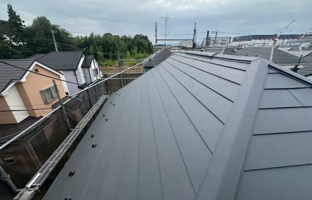 屋根カバー工事が完了しました！屋根リフォームを検討していただく時期について｜東京都練馬区