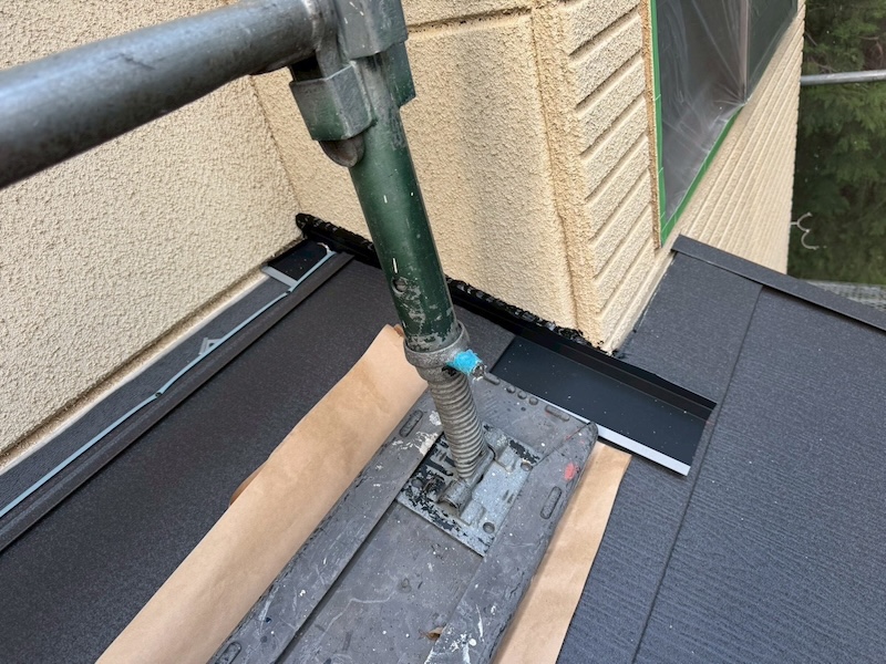 東京都練馬区｜下屋（一階屋根）のカバー工事、板金部のシール処理を行いました