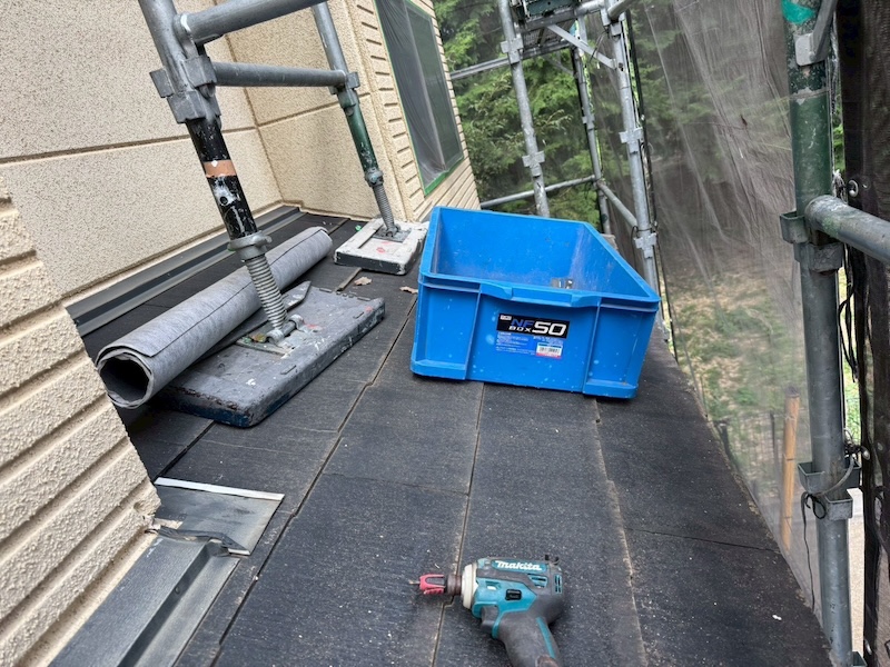 東京都練馬区｜下屋（一階屋根）のカバー工事、板金部のシール処理を行いました