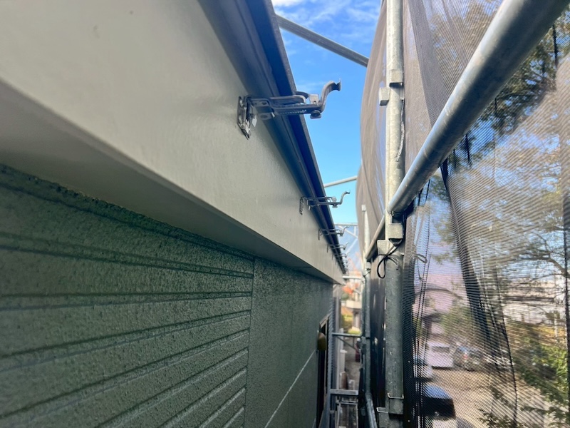 東京都練馬区｜雨樋交換工事 縦樋の控え金具と軒樋を設置。足場の有効活用がコスト節約につながります！