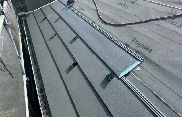 ガルバリウム鋼板屋根材と雪止めの設置、ガルバリウム鋼板の特徴について｜東京都練馬区