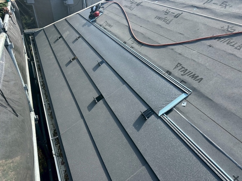 ガルバリウム鋼板屋根材と雪止めの設置、ガルバリウム鋼板の特徴について｜東京都練馬区