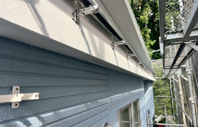 東京都練馬区｜雨樋交換工事 縦樋の控え金具と軒樋を設置。足場の有効活用がコスト節約につながります！