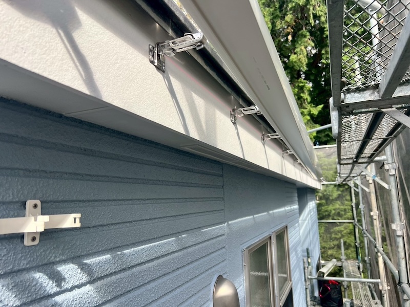 東京都練馬区｜雨樋交換工事 縦樋の控え金具と軒樋を設置。足場の有効活用がコスト節約につながります！