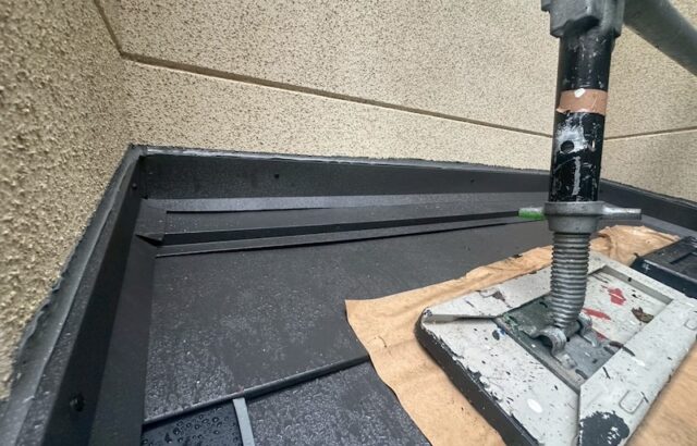 東京都練馬区｜下屋（一階屋根）のカバー工事、本体と板金設置から取り合い部のシール処理を行いました