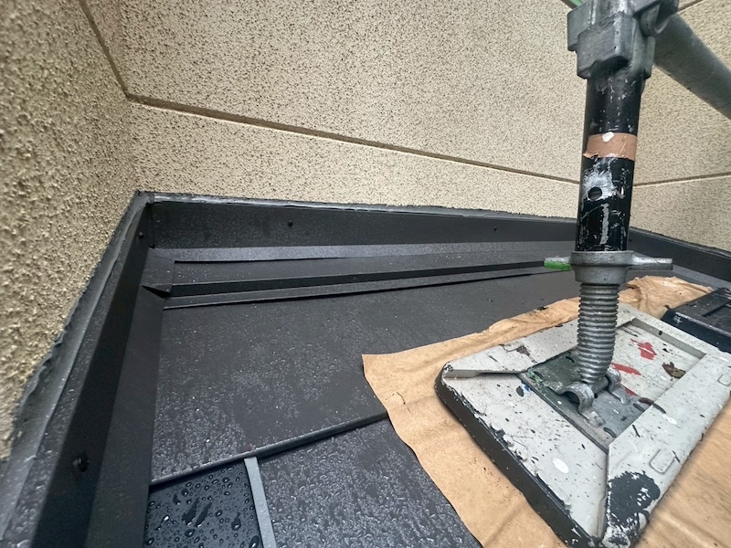 東京都練馬区｜下屋（一階屋根）のカバー工事、本体と板金設置から取り合い部のシール処理を行いました