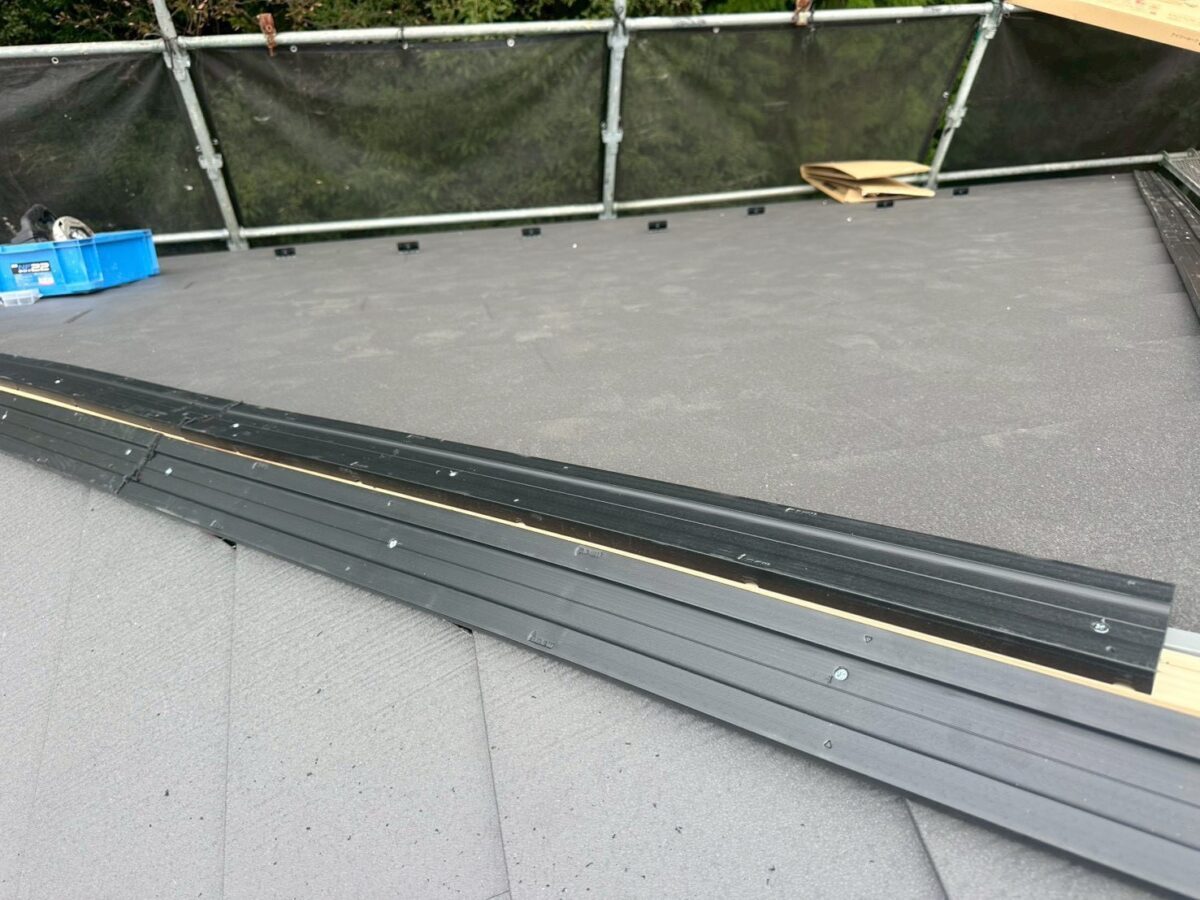 東京都練馬区|屋根カバー工事 隅棟の下地作り、腐食の心配がない樹脂下地を取り付けました!