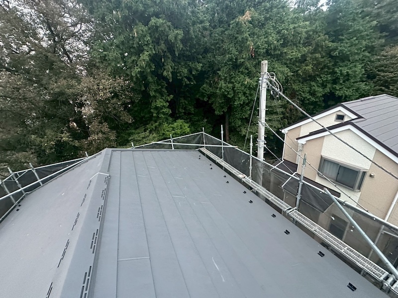 屋根カバー工事が完了しました!屋根リフォームを検討していただく時期について|東京都練馬区