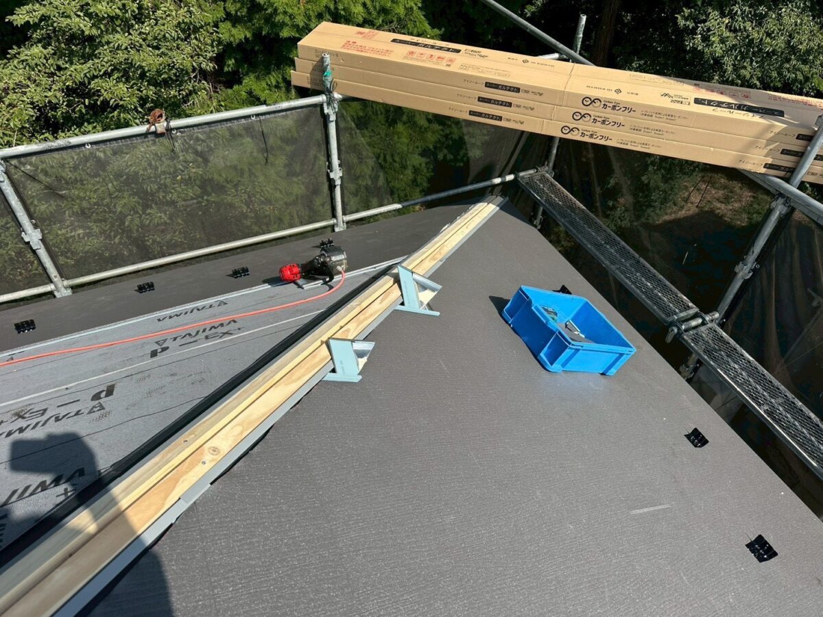 東京都練馬区|屋根カバー工事 隅棟の下地作り、腐食の心配がない樹脂下地を取り付けました!