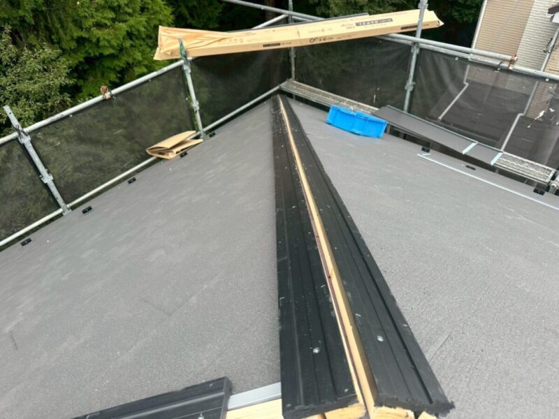 東京都練馬区｜屋根カバー工事 隅棟の下地作り、腐食の心配がない樹脂下地を取り付けました！