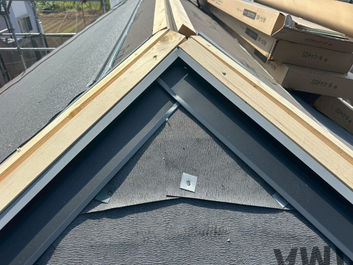 東京都練馬区|屋根カバー工事 隅棟の下地作り、腐食の心配がない樹脂下地を取り付けました!