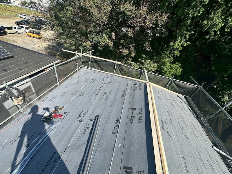 東京都練馬区｜屋根からの水を堰き止めるルーフィングの敷設と板金下地の取り付け