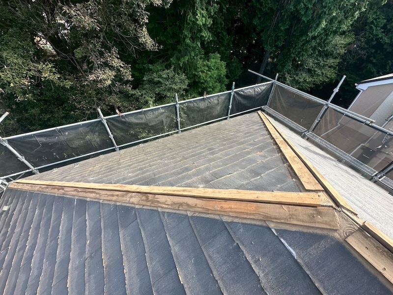 東京都練馬区｜屋根からの水を堰き止めるルーフィングの敷設と板金下地の取り付け