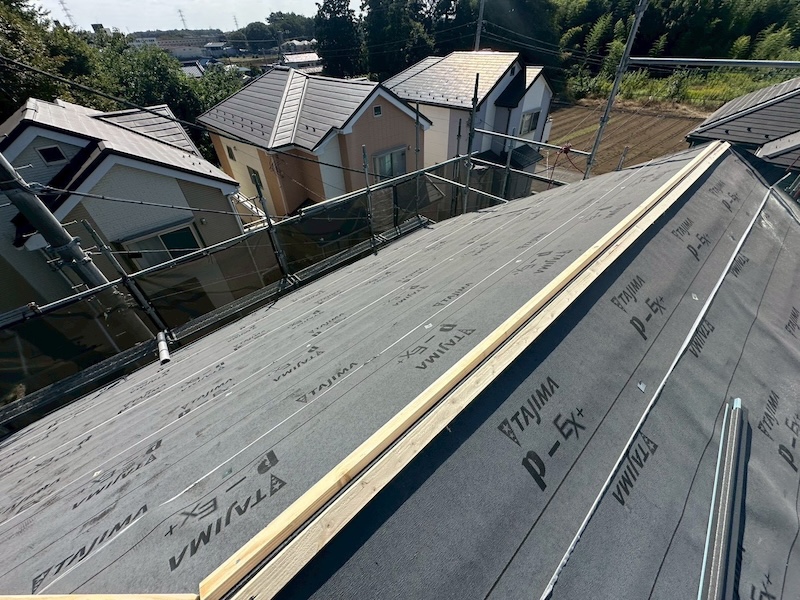 ガルバリウム鋼板屋根材と雪止めの設置、ガルバリウム鋼板の特徴｜東京都練馬区