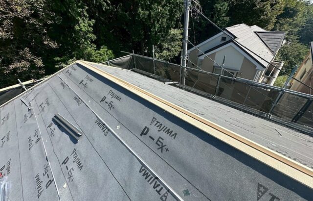 東京都練馬区｜屋根からの水を堰き止めるルーフィングの敷設と板金下地の取り付け