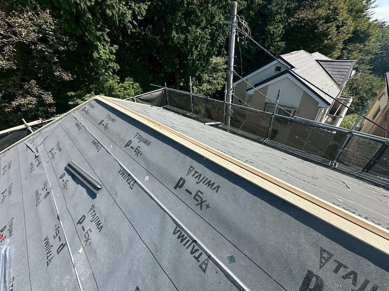 東京都練馬区｜屋根からの水を堰き止めるルーフィングの敷設と板金下地の取り付け