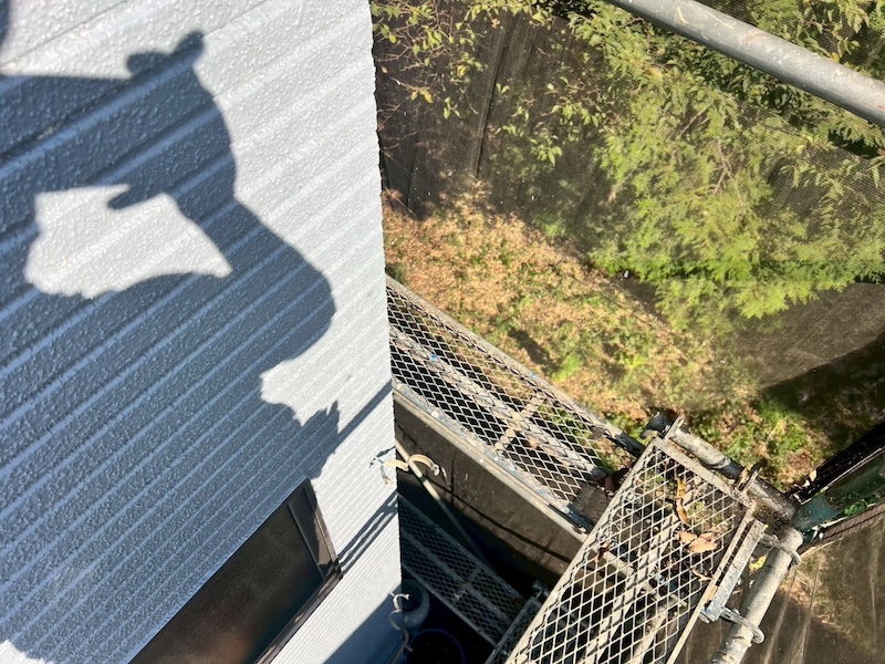 東京都練馬区｜雨樋交換工事 縦樋の控え金具と軒樋を設置。足場の有効活用がコスト節約につながります！