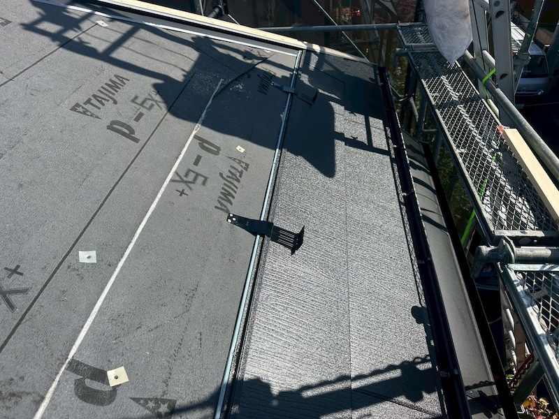 屋根カバー工事 屋根材と雪止めを設置しました！｜東京都練馬区西大泉