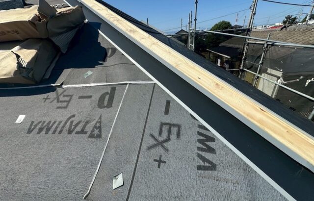 東京都練馬区西大泉｜屋根板金の下地を取り付けました。棟部のメンテナンスの重要性について
