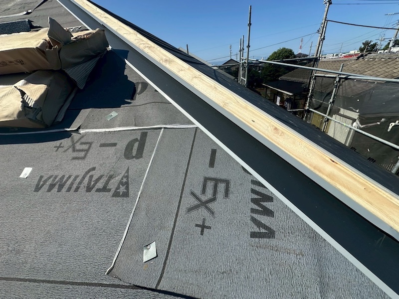 東京都練馬区西大泉｜屋根板金の下地を取り付けました。棟部のメンテナンスの重要性について