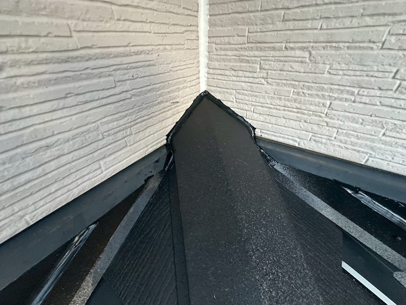 下屋 屋根カバー工事 屋根板金と外壁取り合い部のシール処理｜東京都練馬区西大泉