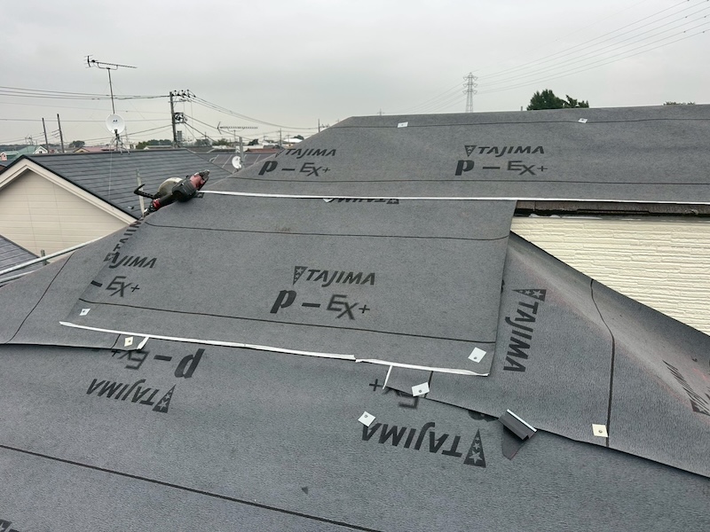 東京都練馬区西大泉｜屋根板金の下地を取り付けました。棟部のメンテナンスの重要性について