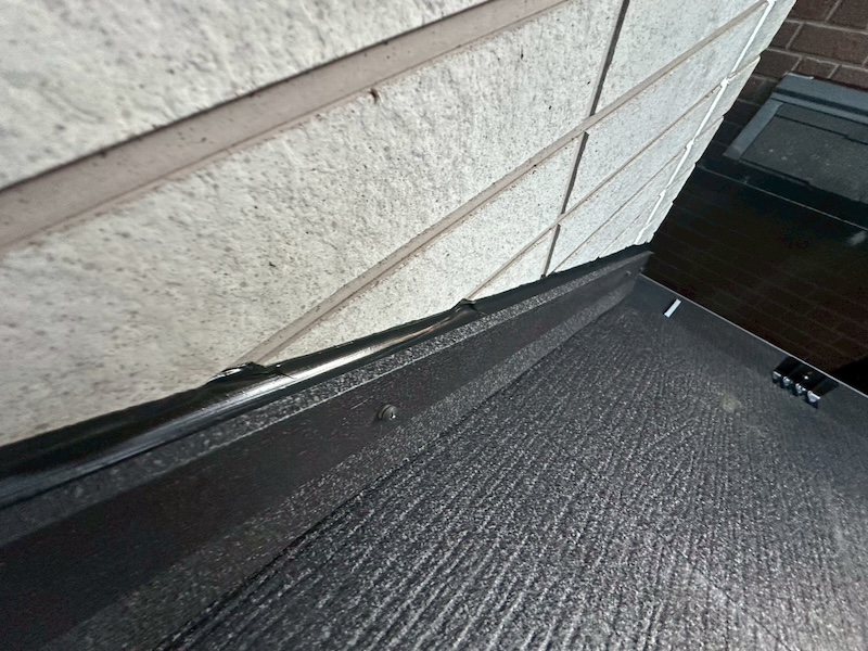 下屋 屋根カバー工事 屋根板金と外壁取り合い部のシール処理｜東京都練馬区西大泉