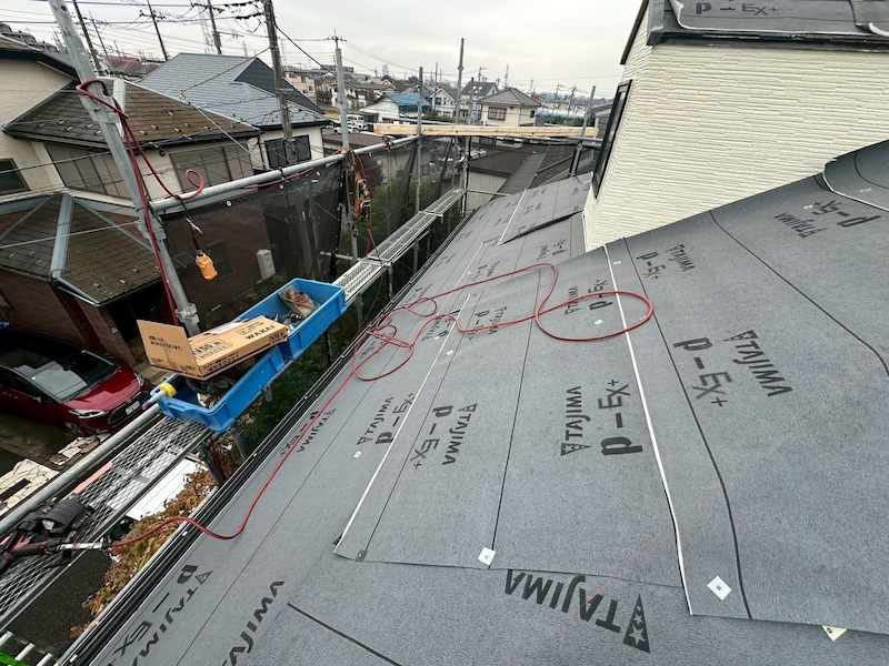 屋根からの雨漏りを防ぐ最重要箇所、ルーフィングの敷設｜東京都練馬区西大泉