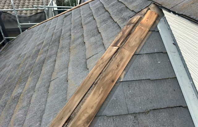 東京都練馬区西大泉｜屋根カバー工事 棟板金と雪止めの撤去作業を行いました