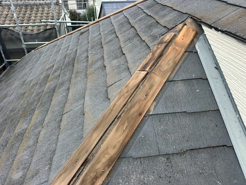 東京都練馬区西大泉｜屋根カバー工事 棟板金と雪止めの撤去作業を行いました