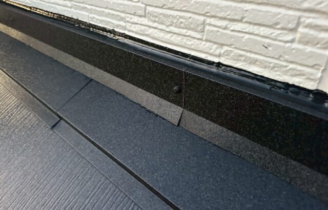 下屋 屋根カバー工事 屋根板金と外壁取り合い部のシール処理｜東京都練馬区西大泉
