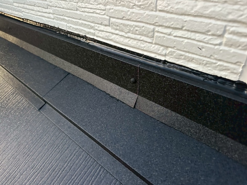 下屋 屋根カバー工事 屋根板金と外壁取り合い部のシール処理｜東京都練馬区西大泉
