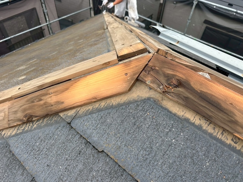 東京都練馬区西大泉｜屋根カバー工事 棟板金と雪止めの撤去作業を行いました