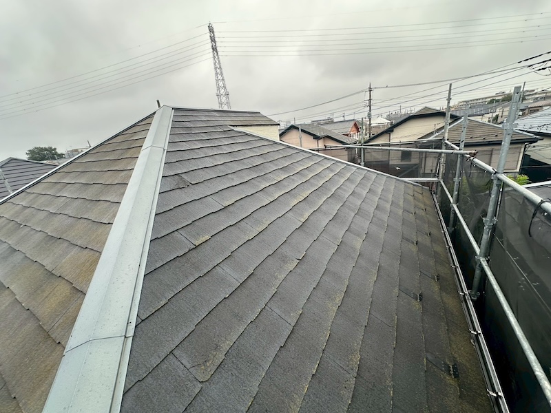 東京都練馬区西大泉｜屋根カバー工事 棟板金と雪止めの撤去作業を行いました