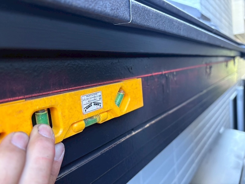 東京都練馬区西大泉｜雨樋交換を実施しました！金具設置までをレポート