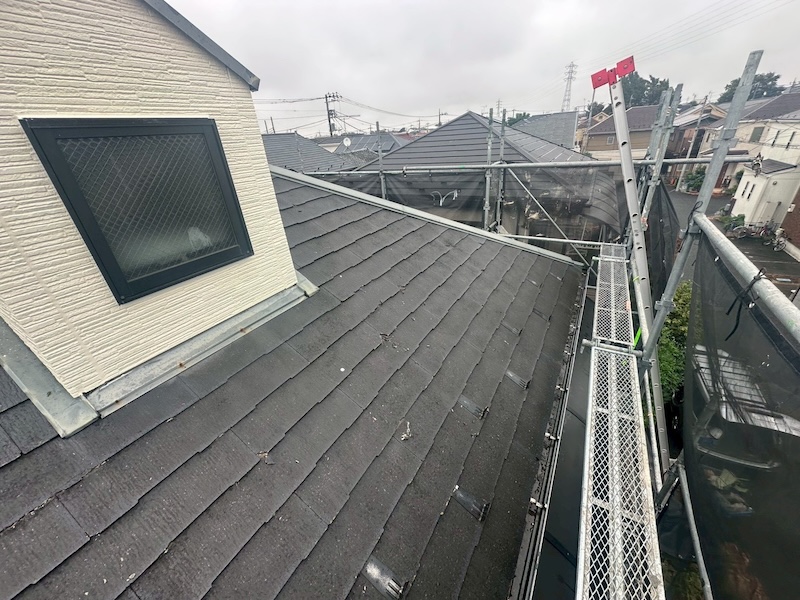 東京都練馬区西大泉｜屋根カバー工事 棟板金と雪止めの撤去作業を行いました