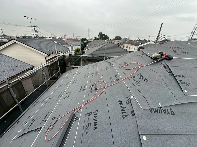 屋根カバー工事 屋根材と雪止めを設置しました！｜東京都練馬区西大泉