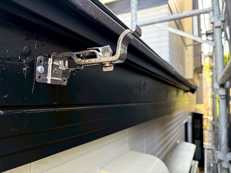 東京都練馬区西大泉｜雨樋交換を実施しました！金具設置までをレポート