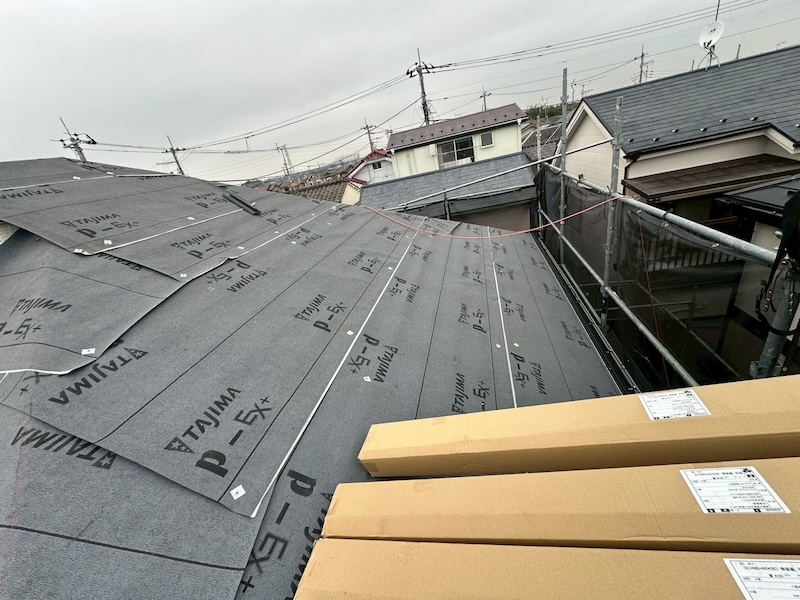 屋根からの雨漏りを防ぐ最重要箇所、ルーフィングの敷設｜東京都練馬区西大泉