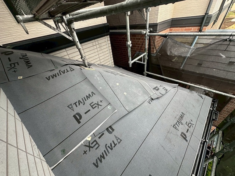 東京都練馬区西大泉｜下屋：屋根材本体葺き・屋根板金設置までをレポート！